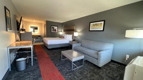 Pacific Motor Inn allows 18 year olds to book a room in San Jose