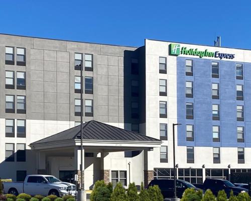 Holiday Inn Express & Suites Central Omaha, an IHG Hotel allows 18 year olds to book a room in Omaha