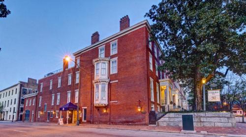 Linden Row Inn allows 18 year olds to book a room in Richmond