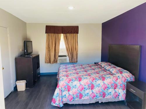 Deluxe Inn allows 18 year olds to book a room in Shreveport