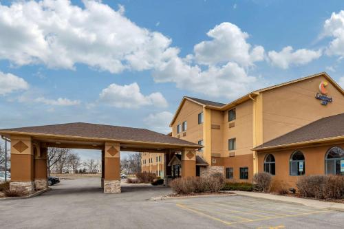 Comfort Inn Joliet West I-80 allows 18 year olds to book a room in Joliet