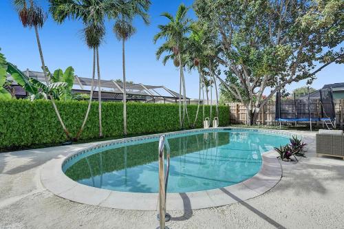 Miami Dream 5 Bd Pool Trampoline allows 18 year olds to book a room in Pembroke Pines