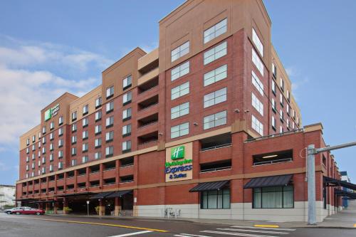 Holiday Inn Express & Suites Tacoma Downtown, an IHG Hotel allows 18 year olds to book a room in Tacoma