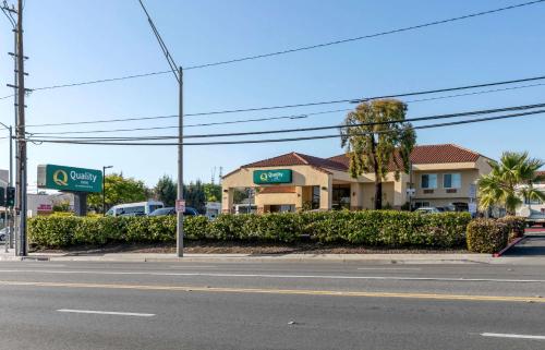 Quality Inn Long Beach - Signal Hill allows 18 year olds to book a room in Long Beach