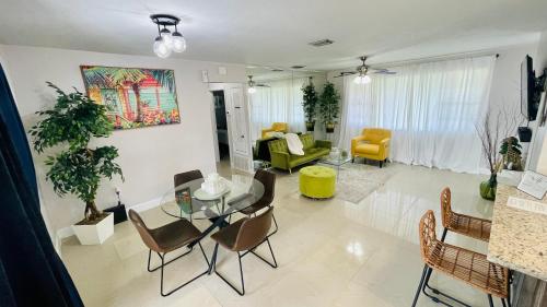 Luxurious Fabulous Pembroke Pines house by Guitar Hotel allows 18 year olds to book a room in Pembroke Pines