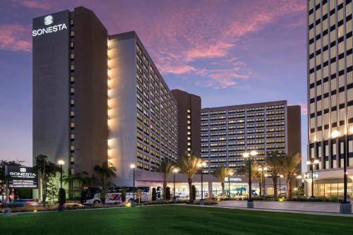 Sonesta Los Angeles Airport LAX allows 18 year olds to book a room in Los Angeles