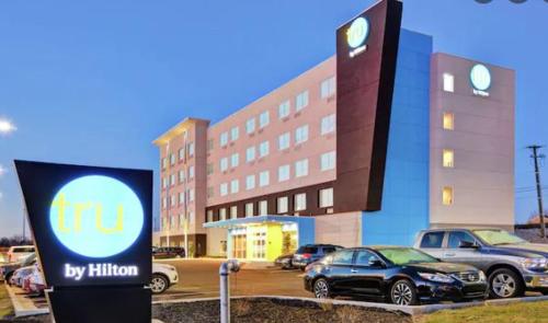 Tru By Hilton Lexington University Medical Center, Ky allows 18 year olds to book a room in Lexington