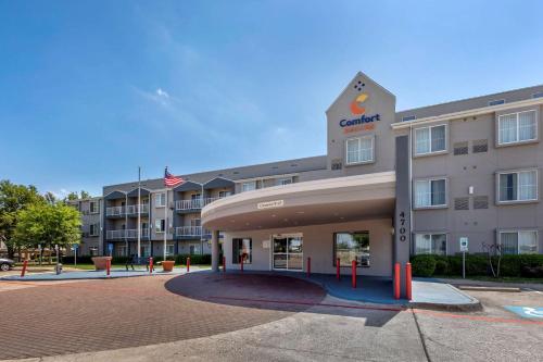 Comfort Suites DFW Airport allows 18 year olds to book a room in Irving