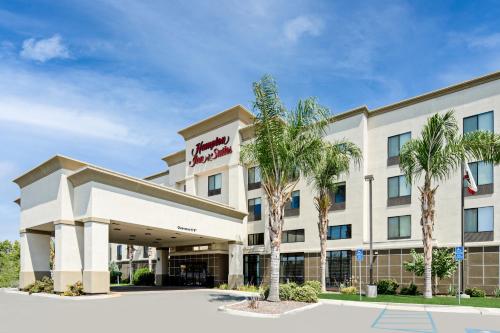 Hampton Inn and Suites Bakersfield / Highway 58 allows 18 year olds to book a room in Bakersfield