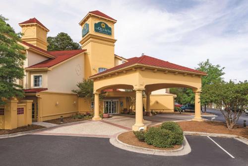 La Quinta by Wyndham University Area Chapel Hill allows 18 year olds to book a room in Durham