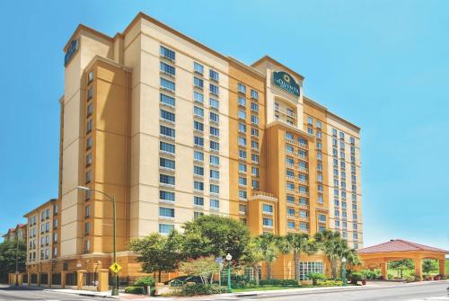 La Quinta Inn & Suites by Wyndham San Antonio Riverwalk allows 18 year olds to book a room in San Antonio