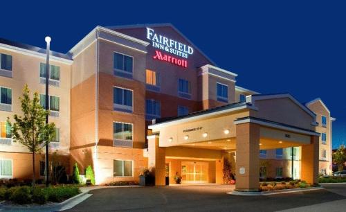 Fairfield Inn & Suites by Marriott Rockford allows 18 year olds to book a room in Rockford