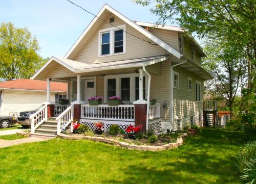 Cheerful 3 BR. 2 Bath, Spacious Family Home allows 18 year olds to book a room in Akron