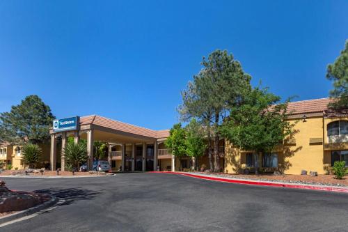 Best Western Airport Albuquerque InnSuites Hotel & Suites allows 18 year olds to book a room in Albuquerque