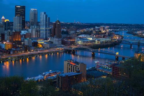 Sheraton Pittsburgh Hotel at Station Square allows 18 year olds to book a room in Pittsburgh