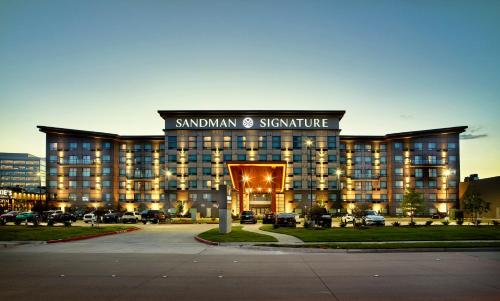 Sandman Signature Plano-Frisco Hotel allows 18 year olds to book a room in Plano