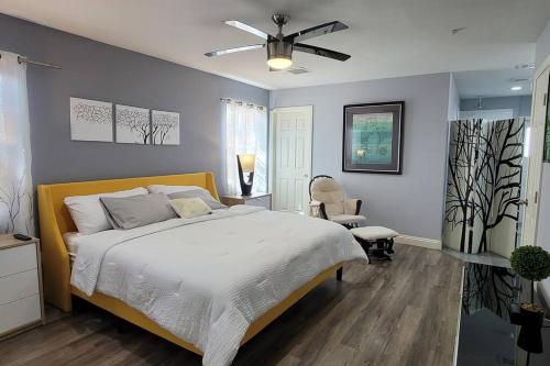 K - Fully remodeled and professionally decorated allows 18 year olds to book a room in North Las Vegas