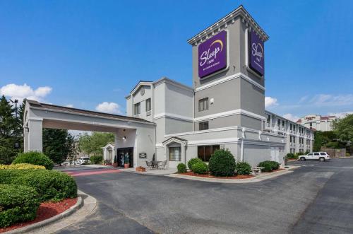 Sleep Inn Hanes Mall allows 18 year olds to book a room in Winston-Salem