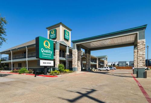 Quality Inn & Suites - Garland allows 18 year olds to book a room in Garland