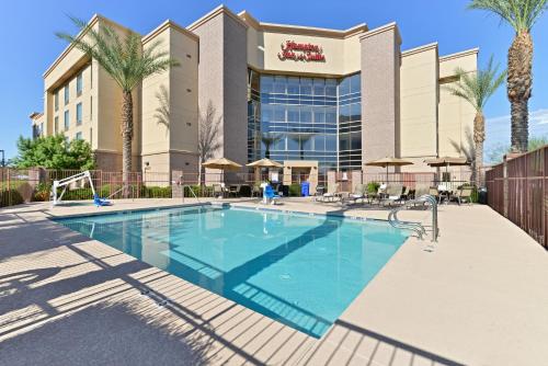 Hampton Inn & Suites Phoenix/Gilbert allows 18 year olds to book a room in Gilbert