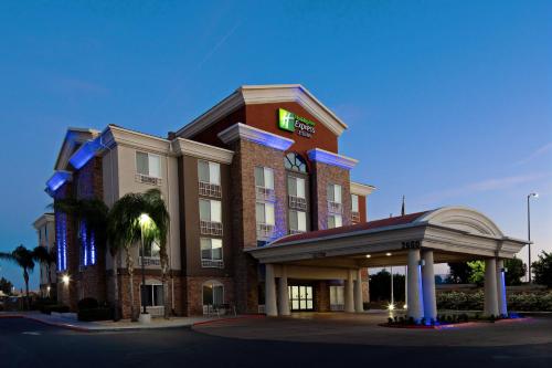 Holiday Inn Express Fresno South, an IHG Hotel allows 18 year olds to book a room in Fresno