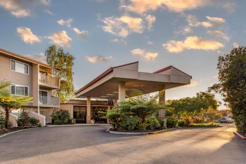 Best Western Plus Garden Court Inn allows 18 year olds to book a room in Fremont