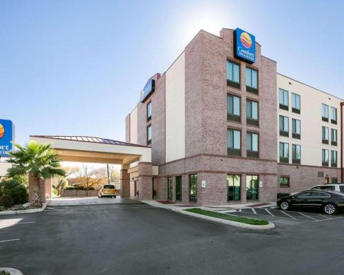 Comfort Inn & Suites San Antonio Airport allows 18 year olds to book a room in San Antonio