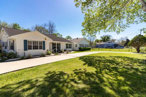 NEW! The Indoor Pool House allows 18 year olds to book a room in Pasadena