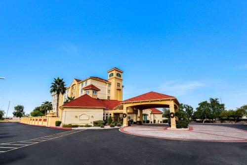 La Quinta by Wyndham Mesa Superstition Springs allows 18 year olds to book a room in Mesa