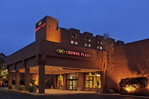 Crowne Plaza Columbus North - Worthington, an IHG Hotel allows 18 year olds to book a room in Columbus 