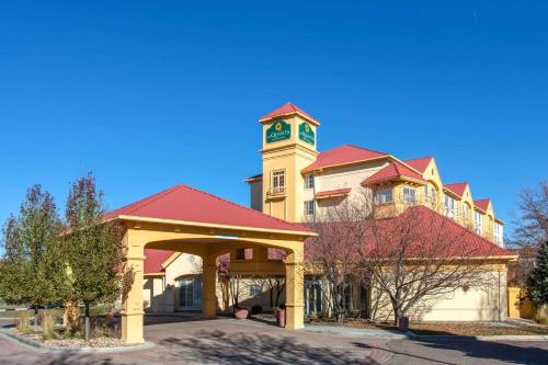 La Quinta by Wyndham Denver Southwest Lakewood allows 18 year olds to book a room in Lakewood