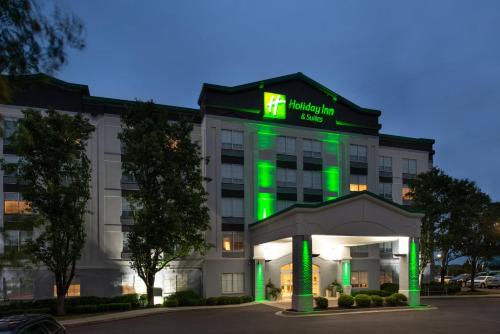 Holiday Inn Hotel & Suites Overland Park-Convention Center, an IHG Hotel allows 18 year olds to book a room in Overland Park