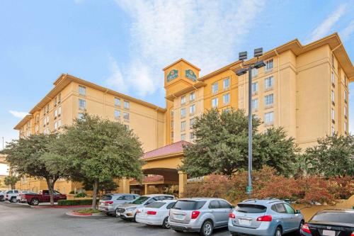 La Quinta by Wyndham San Antonio Airport allows 18 year olds to book a room in San Antonio