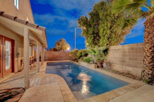 NEW Vacation House with 4BD and a POOL near Vegas strip allows 18 year olds to book a room in North Las Vegas