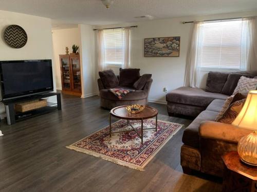 Minutes to the beach! 4-bedroom home, free parking allows 18 year olds to book a room in Hampton