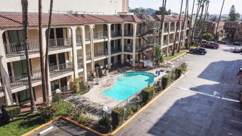 Vagabond Inn Glendale allows 18 year olds to book a room in Glendale