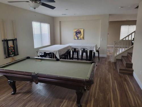 5 bed- strip 8mil, dwntown 4.5mi allows 18 year olds to book a room in North Las Vegas