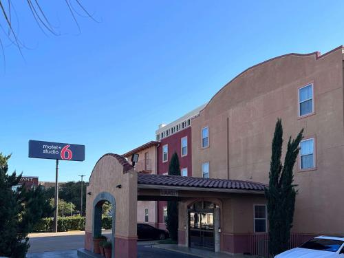 Motel 6 Dallas TX Downtown allows 18 year olds to book a room in Dallas