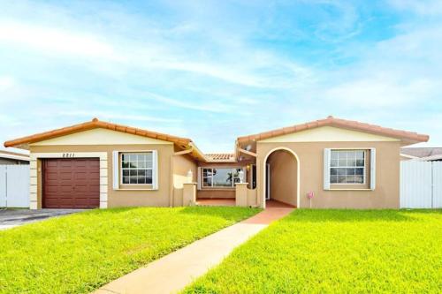 Stunning Lake-Front Villa with Pool & Spa allows 18 year olds to book a room in Pembroke Pines