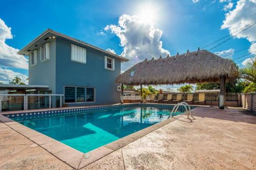 Beautiful 7-Bedroom Villa with Pool allows 18 year olds to book a room in Hialeah