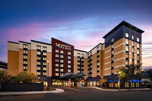 Hyatt Place Pittsburgh North Shore allows 18 year olds to book a room in Pittsburgh