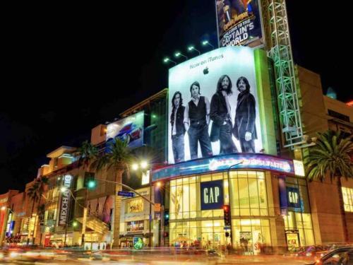 Cozy Private Condo near Hall of Fame in Hollywood allows 18 year olds to book a room in Los Angeles