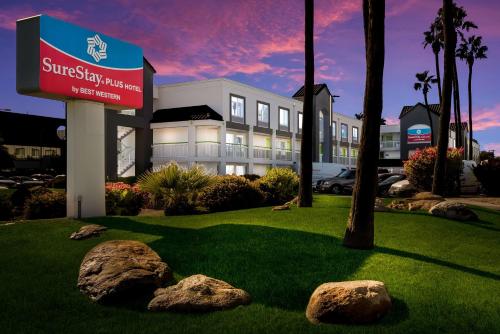 SureStay Plus Hotel by Best Western Scottsdale North allows 18 year olds to book a room in Scottsdale