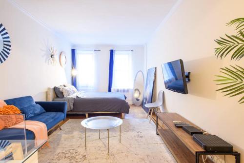 105-2C XL Studio Prime location Newly designed allows 18 year olds to book a room in New York