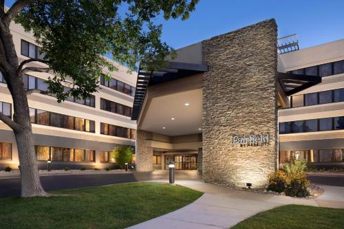 Fairfield Inn & Suites by Marriott Denver Southwest/Lakewood allows 18 year olds to book a room in Lakewood