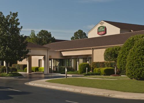 Courtyard by Marriott Fayetteville allows 18 year olds to book a room in Fayetteville