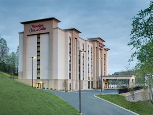 Hampton Inn & Suites - Knoxville Papermill Drive, TN allows 18 year olds to book a room in Knoxville