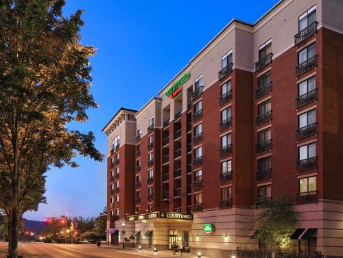 Courtyard by Marriott Chattanooga Downtown allows 18 year olds to book a room in Chattanooga