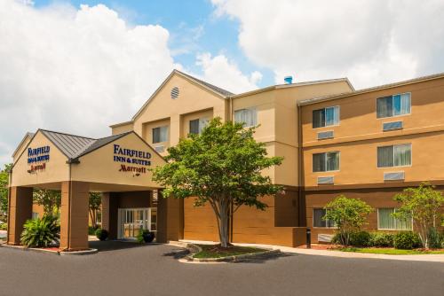 Fairfield Inn and Suites Mobile allows 18 year olds to book a room in Mobile