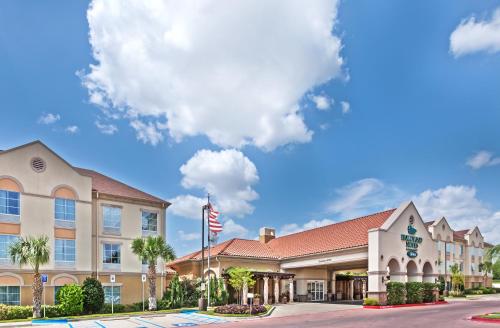 Homewood Suites Laredo at Mall Del Norte allows 18 year olds to book a room in Laredo